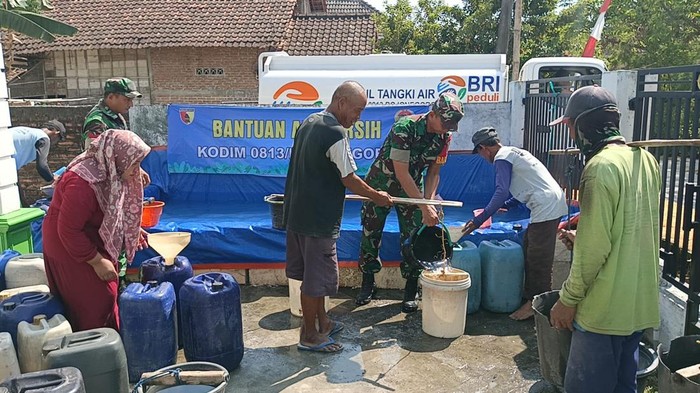 Distribusi air bersih untuk atasi kekeringan di Bojonegoro.