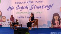 Puteri Indonesia 2023 Farhana Nariswari Wisandana dan Kepala Dinas Sosial (Dinsos) Pemberdayaan Perempuan dan Keluarga Berencana (PPKB) Henik Setyorini mengisi dialog interaktif edukasi pencegahan stunting yang digelar PT Bank Central Asia Tbk (BCA) di SMAN 1 Wongsorejo, Banyuwangi, Jawa Timur, Rabu (9/8/2023).  