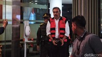 Ridwan terlihat ke luar gedung Bundar Kejaksaan Agung mengenakan rompi tahanan Kejagung berwarna merah muda, Rabu (9/8/2023) pukul 17.53 WIB. 