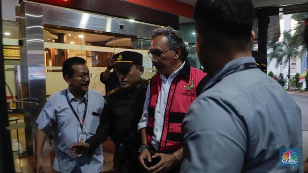 Eks Dirjen Minerba Ridwan Djamaluddin memakai baju tahanan usai diperiksa Kejagung, Jakarta, Rabu (9/8/2023). (CNBC Indonesia/Faisal Rahman)