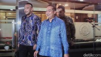 Di lokasi ia terlihat mengenakan batik bercorak biru.