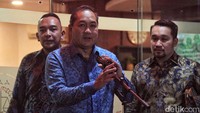 Mantan Menteri Perdagangan M Lutfi memberikan pernyataan pers di Gedung Bundar, Kejaksaa Agung, Jakarta, Rabu (9/8/2023) usai diperiksa sebagai saksi.