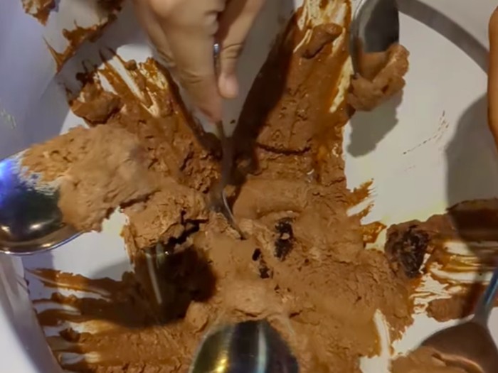 es krim cokelat dalam kloset