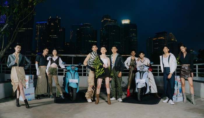 Futuristik! Model Pop Up Runway Yamaha Padukan Outfit-Make Up Metalik