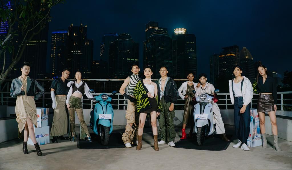 Futuristik! Model Pop Up Runway Yamaha Padukan Outfit-Make Up Metalik