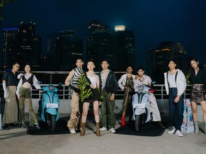Futuristik! Model Pop Up Runway Yamaha Padukan Outfit-Makeup Metalik