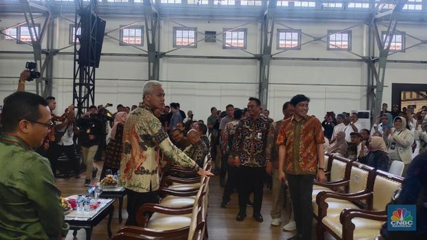 Ganjar Pranowo saat menghadiri penganugerahan KUR Award dan Penyaluran KUR untuk UMKM. (CNBC Indonesia/Rosseno Aji Nugroho)