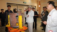 Kim Jong Un juga memuji upaya pabrik itu mengerahkan langkah-langkah ilmiah dan teknologi untuk meningkatkan kualitas peluru, mengurangi waktu pemrosesan tabung propelan dan meningkatkan kecepatan produksi, namun juga menyerukan perlunya mengembangkan dan memproduksi peluru jenis baru. Kim Jong Un mengatakan bahwa peningkatan pasokan kendaraan menjadi prioritas utama militer dan memuji para pekerja karena membangun fondasi kuat untuk produksi.