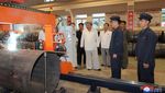 Gaya Kim Jong Un Saat Tinjau Pabrik Senjata Utama Korut