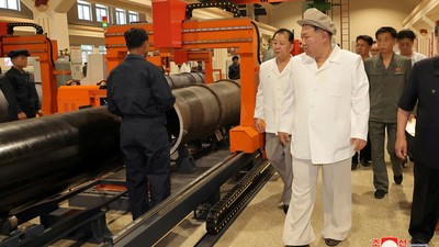 Gaya Kim Jong Un Saat Tinjau Pabrik Senjata Utama Korut