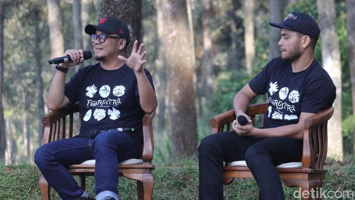 Gitaris Burgerkill Agung Ridho Widhiatmoko (kiri) dan vokalis Burgerkill Ronald Alexander Radja Haba (kanan) dalam konferensi pers Forestra 2023.