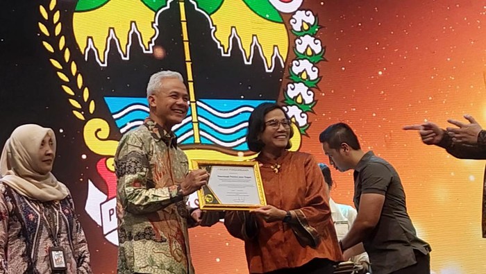 Gubernur Jateng Ganjar Pranowo menerima penghargaan dari Menkeu Sri Mulyani