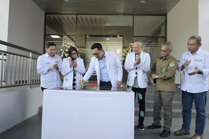 Gubernur Jawa Barat Ridwan Kamil saat meresmikan Gedung Laboratorium Lingkungan Hidup Jabar