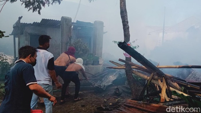 Gudang kertas bekas di Klaten ludes terbakar, Rabu (9/8/2023).