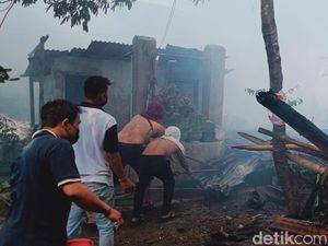 Gudang Kertas Bekas di Gergunung Klaten Ludes Terbakar