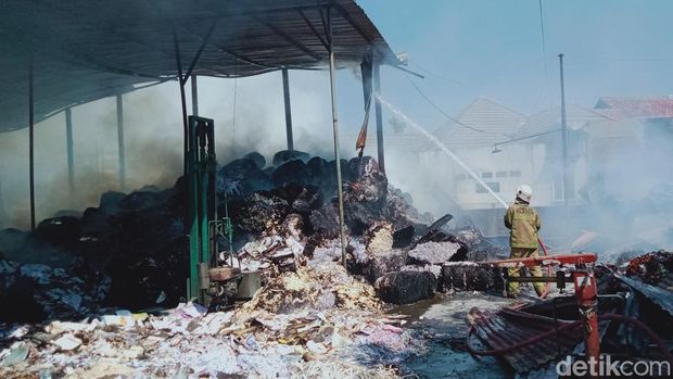 Gudang kertas bekas di Klaten ludes terbakar, Rabu (9/8/2023).