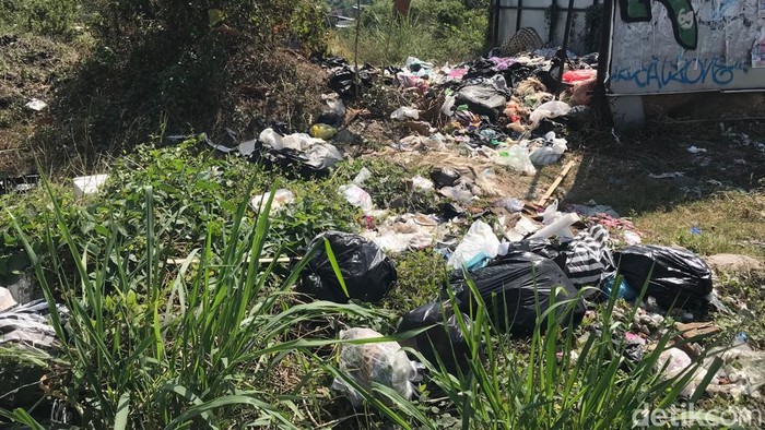Hamparan sampah di tepi Jalan Kusumanegara, Kota Jogja, tepatnya di sebelah timur jembatan dekat GL Zoo, Rabu (9/8/2023).