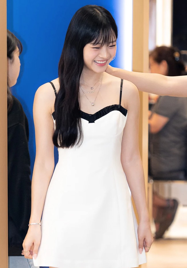 Pelantun Super Shy itu juga memakai tiga koleksi kalung Chaumet Bee My Love yang berbeda. Masing-masing seharga $3,450 (Rp 52 juta),$3,550 (Rp 54 juta), $6,250 (Rp 95 juta).  Foto: Instagram