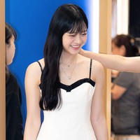 Pelantun Super Shy itu juga memakai tiga koleksi kalung Chaumet Bee My Love yang berbeda. Masing-masing seharga $3,450 (Rp 52 juta),$3,550 (Rp 54 juta), $6,250 (Rp 95 juta).  Foto: Instagram