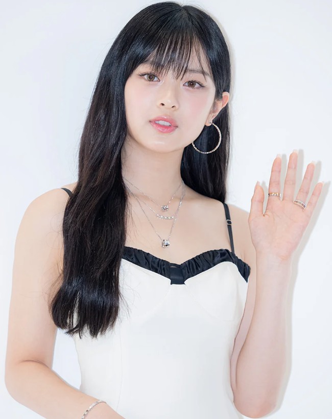 Penampilan Hanni NewJeans semakin mewah dengan koleksi perhiasan Chaumet. Dimulai dari yang termahal Bee My Love Hoop Earrings seharga $13,250 atau sekitar Rp 201 juta. Foto: Instagram