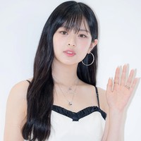 Penampilan Hanni NewJeans semakin mewah dengan koleksi perhiasan Chaumet. Dimulai dari yang termahal Bee My Love Hoop Earrings seharga $13,250 atau sekitar Rp 201 juta. Foto: Instagram