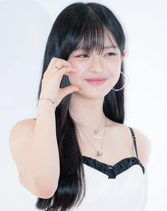 “Pham Hanni terlalu cantik,” “Ini bukan wajah Hanni yang kukenal. Auranya sangat berbeda di sini,” “Dia biasanya sangat terlihat seperti bayi tapi hari ini terlihat dewasa,” “Aku merasa dia paling cantik di antara personel NewJeans. Dia sangat menawan,” komentar netizen Korea. Foto: Instagram