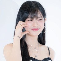 “Pham Hanni terlalu cantik,” “Ini bukan wajah Hanni yang kukenal. Auranya sangat berbeda di sini,” “Dia biasanya sangat terlihat seperti bayi tapi hari ini terlihat dewasa,” “Aku merasa dia paling cantik di antara personel NewJeans. Dia sangat menawan,” komentar netizen Korea. Foto: Instagram