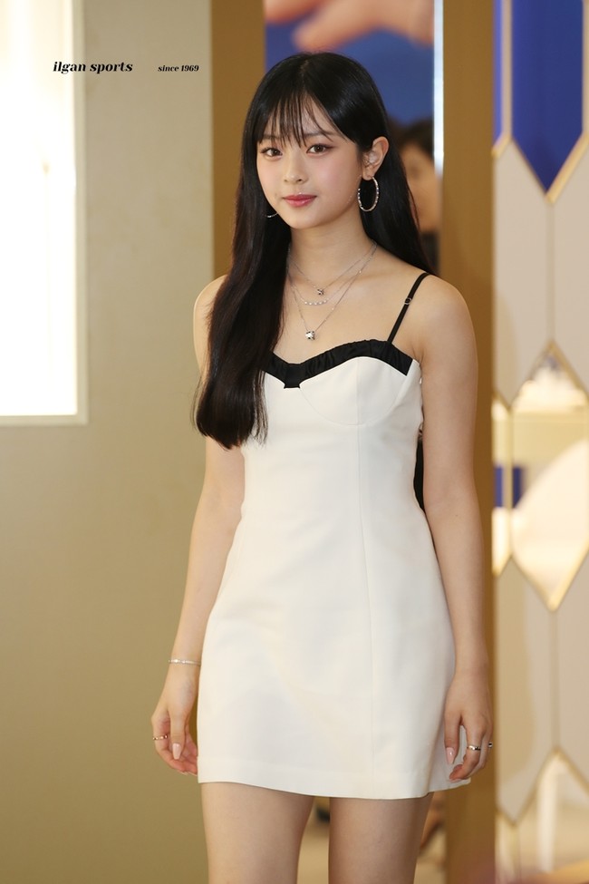 Tak kalah glamor Hanni NewJeans memakai Chaumet Bee My Love Bracelet seharga $12,300 atau sekitar Rp 187 juta. Menurut laporan Harper’s Bazaar, personel NewJeans itu akan segera didapuk menjadi brand ambassador terbaru Chaumet menyusul Song Hye Kyo dan Cha Eun Woo.Foto: Instagram