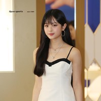 Tak kalah glamor Hanni NewJeans memakai Chaumet Bee My Love Bracelet seharga $12,300 atau sekitar Rp 187 juta. Menurut laporan Harper’s Bazaar, personel NewJeans itu akan segera didapuk menjadi brand ambassador terbaru Chaumet menyusul Song Hye Kyo dan Cha Eun Woo.Foto: Instagram