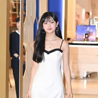 Dalam kesempatan itu, Hanni NewJeans tampil cantik memakai Flared Mini Dress berwarna putih dari YCH. Atasannya dipadukan dengan Black Ribbon Stilleto yang serasi dari Gianvito Rossi. Foto: Instagram