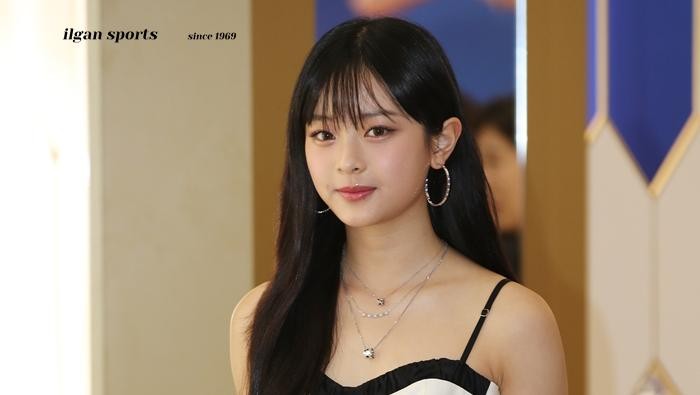 Hanni NewJeans menghadiri pop-up store Chaumet