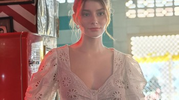 Selain kamera Telefoto, Reno 10 Pro Plus 5G juga memili dua kamera belakang lainnya dalam bentuk elips. Ada kamera utama 50 MP (f/1.8, OIS) dan kamera ultrawide 8 MP (f/2.2, bidang pandang 112 derajat). Di bagian depan ponsel ini juga terdapat kamera selfie 32 MP (f/2.4) yang dimuat dalam modul punch hole di tengah atas layar.  Foto: Josina/detikINET