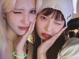 Somi dan HyunA Bikin Geger Usai Ciuman Bibir, Tuai Pro Kontra Penggemar