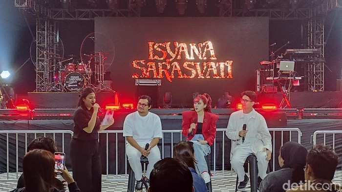 Isyana saat konferensi pers bersama Mantra Vutura