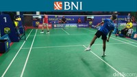 Dalam partai 37 menit, Ayus mengatasi Alfonsus William dengan 22-20, 21-16 untuk maju ke 16 besar yang dimainkan sore hari ini. Foto: Yanu Arifin/detikcom