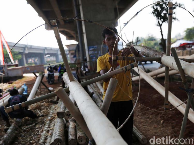Penjualan Pohon Pinang di Kalimalang Mulai Menjamur