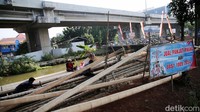 Panjat pinang identik dengan perayaan HUT RI. Jelang perayaan tersebut, perajin selalu sibuk membuat batang panjat pinang.  