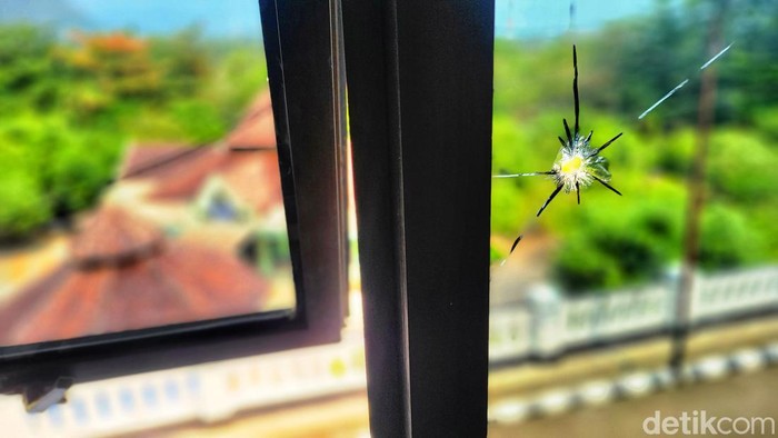 Kaca ruangan panitera PN Cibadak berlubang