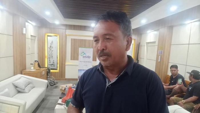 Kakak penumpang yang diduga lompat ke laut saat pelayaran di Selat Bali, Putu Suarta (54) ditemui detikBali di Pelabuhan Gilimanuk, Jembrana. Bali, Rabu (9/8/2023).