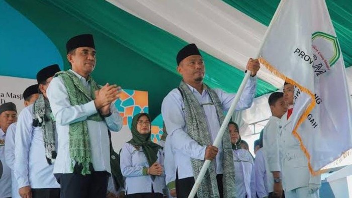 Ketum Dewan Pengurus Wilayah Masyarakat Cinta Masjid Indonesia (DPW MCMI) Provinsi Sulawesi Tengah, Anwar Hafid melantik dan mengukuhkan pengurus DPC MCMI Kabupaten Sigi.