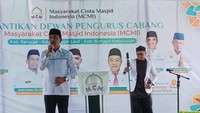 Ribuan masyarakat begitu antusias menyambut kedatangan mantan Bupati dua periode Kabupaten Morowali ini. Ketua DPD Partai Demokrat Sulawesi Tengah ini mengajak masyarakat muslim di Sigi dan Sulawesi Tengah untuk memakmurkan masjid, serta sholat berjamaah setiap lima waktu. Ajakan itu kerap dilakukan ketika dirinya menjabat sebagai Bupati Morowali.