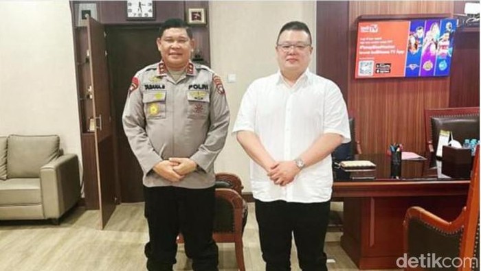Kapolda Kepri Irjen Tabana Bangun berfoto dengan DPO kasus penggelapan Thedy Johanis. (Foto: Istimewa)