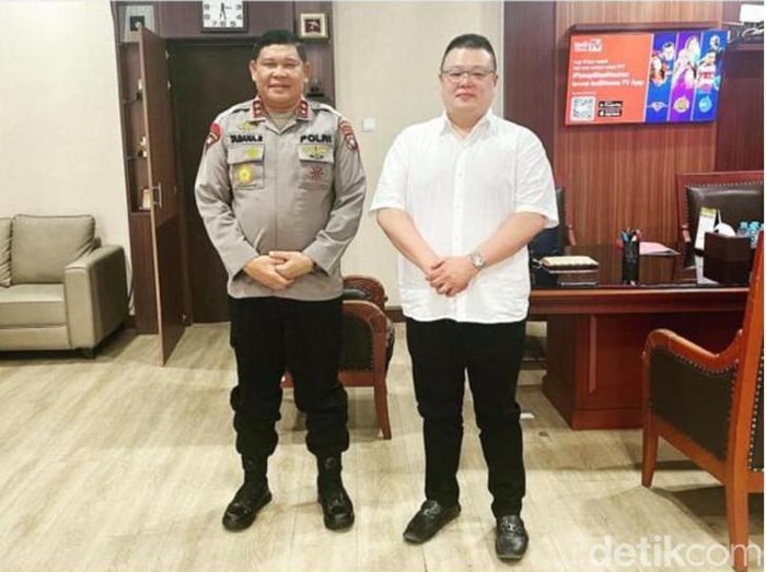 Kapolda Kepri Irjen Tabana Bangun berfoto dengan DPO kasus penggelapan Thedy Johanis. (Foto: Istimewa)