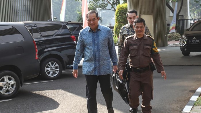 Kejagung kembali periksa Muhammad Lutfi Mantan Menteri Perdagangan, Muhammad Lutfi (kiri) berjalan memasuki ruangan untuk menjalani pemeriksaan di Kejaksaan Agung, Jakarta, Rabu (9/8/2023). Penyidik Jaksa Agung Muda Tindak Pidana Khusus (Jampidsus) kembali memanggil mantan Menteri Perdagangan Muhammad Lutfi sebagai saksi dalam penyidikan perkara dugaan korupsi persetujuan ekspor minyak sawit mentah dan produk turunannya. ANTARA FOTO/Asprilla Dwi Adha/nym.