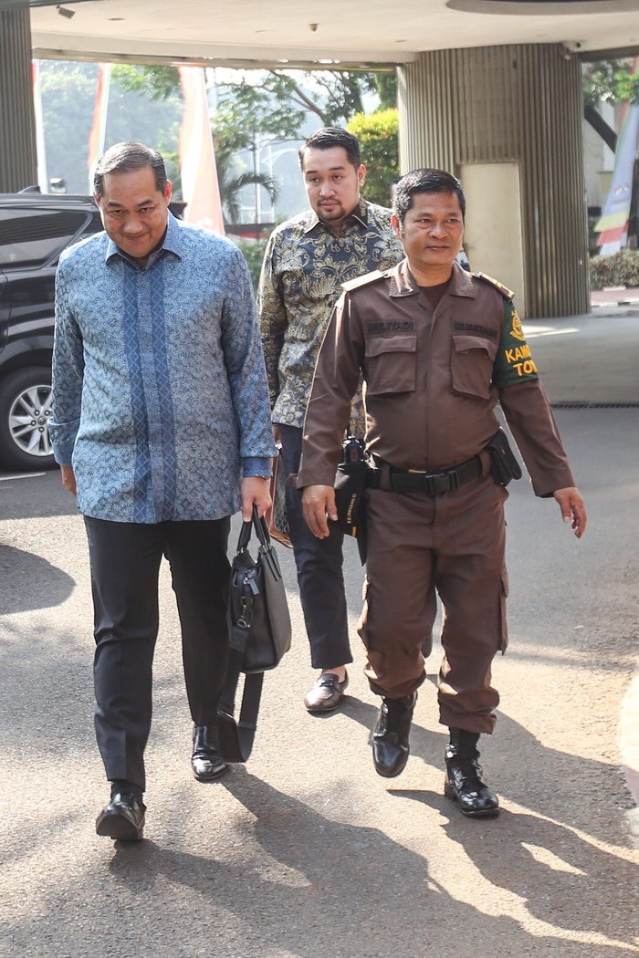 Kejagung kembali periksa Muhammad Lutfi Mantan Menteri Perdagangan, Muhammad Lutfi (kiri) berjalan memasuki ruangan untuk menjalani pemeriksaan di Kejaksaan Agung, Jakarta, Rabu (9/8/2023). Penyidik Jaksa Agung Muda Tindak Pidana Khusus (Jampidsus) kembali memanggil mantan Menteri Perdagangan Muhammad Lutfi sebagai saksi dalam penyidikan perkara dugaan korupsi persetujuan ekspor minyak sawit mentah dan produk turunannya. ANTARA FOTO/Asprilla Dwi Adha/nym.