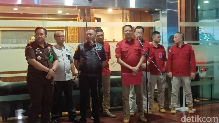 Kejagung memeriksa eks Mendag M Lutfi sebagai saksi terkait dengan proses pengambilan keputusan dalam rangka mengatasi kelangkaan minyak goreng. (Adrial A/detikcom)