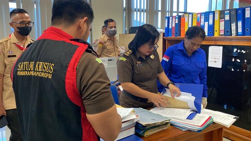 Kejati NTT saat menggeledah kantor BPAD dan BKD terkait kasus korupsi pemanfaatan aset pemprov, Rabu (9/8/2023).