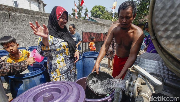 Petugas Badan Penanggulangan Bencana Daerah (BPBD) mendistribusikan air bersih kepada warga di Desa Sukahati, Citeureup, Kabupaten Bogor, Jawa Barat, Rabu (9/8/2023). BPBD Kabupaten Bogor telah menyalurkan 225.000 liter air bersih kepada warga Kabupaten Bogor yang terdampak kekeringan pada musim kemarau. ANTARA FOTO/Yulius Satria Wijaya/nym.