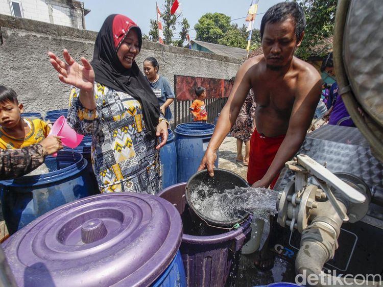 Kekeringan, Warga Citeureup Kabupaten Bogor Antre Air Bersih