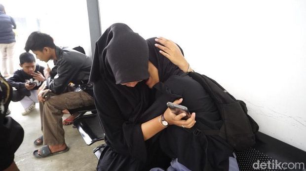Keluarga korban tawuran di Sukabumi menangis histeris.